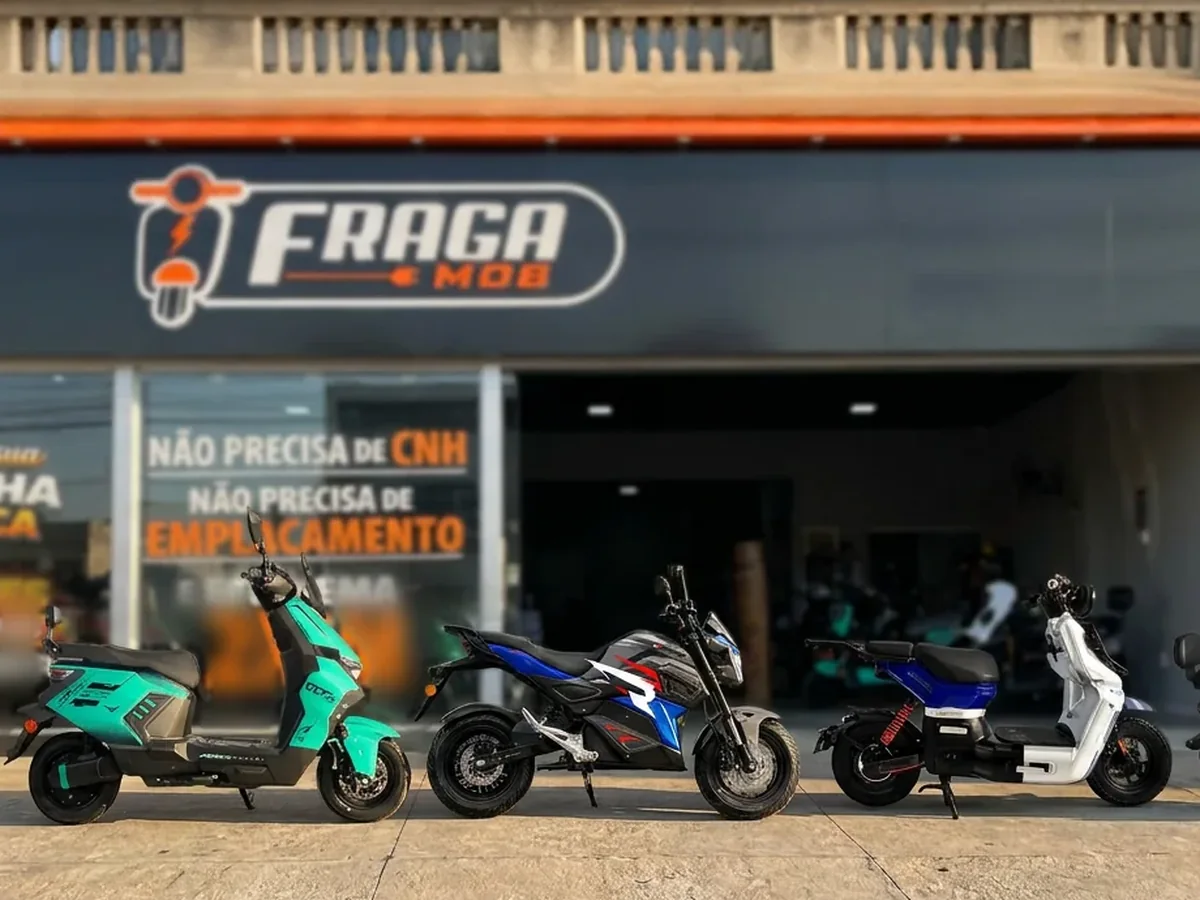 Scooters elétricas estacionadas em frente à loja Fraga Mob